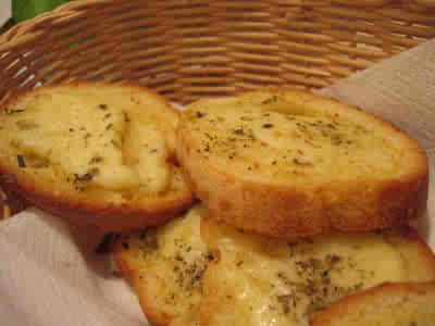 garlic bread - hhhhhhhhhhhhhhmmmmmmmmmm have a bite