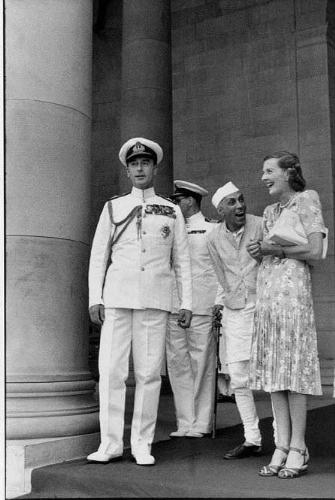 Pandit Nahru Looking English Girl - Pandit Nahru Looking English Girl