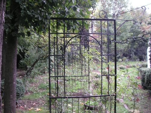 Bucharest - A cage in Cismigiu Park ?:)