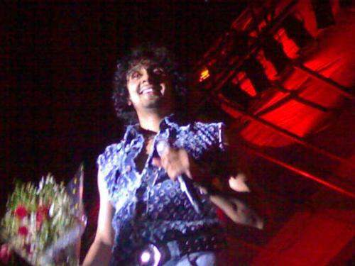Sonu nigam at a concert - Hi, this is sonu nigam at a concert recently that took place at bangalore, geesh, was a great lot of difficulty to get him this close...