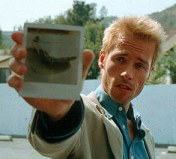 Guy Pearce in Memento - A shot from the film Memento .