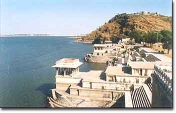 rajsamand lake - this photo is click from beautiful lake of rajsamand which is in rajasthan(india). this lake is the asians large 2nd no. of man made lake