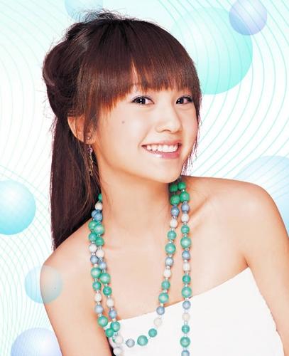 Rainie Yang - I didn't recognized her as cute and pretty as she is now before. Whoah, now that she's a singer, I totally admire her. I love her sweet looking angelic face.