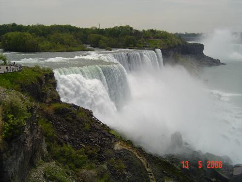 Niagra - A good view of Niagara.A must see place when u visit Newyork. The Night view of Niagra is more stunning with light effects, and the day view is chilling.Must definitly have a closer look taking a cruise .
