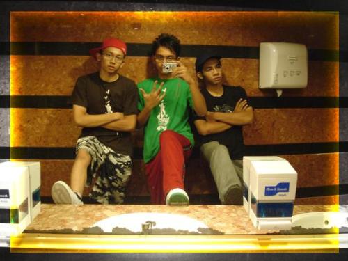 wakaka crew - wakaka crew at sunway hotel toilet hahah better do show in toilet because no people come there because the organizer was an accident but nevermind we got free food hahaha enjoy