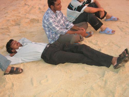 aahhhh, what a nice way to pass time - therez nothing next to sleeping on a beach in the kool breeze...ultimate