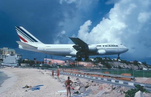 Funny Picture - Plane landings