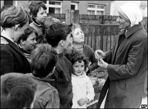 mother teresa - mother teresa with children